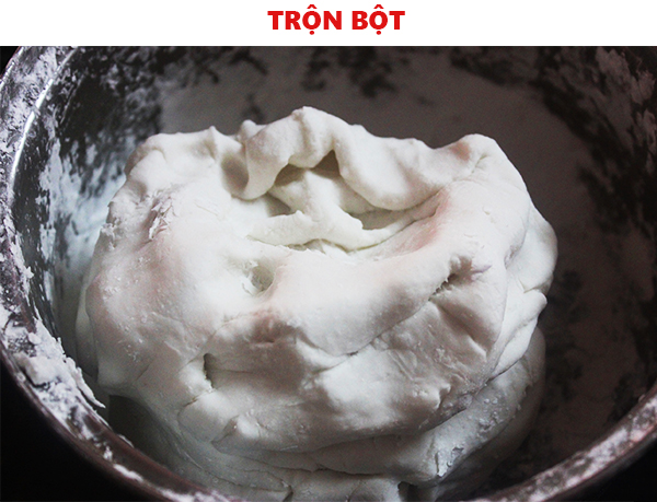 Trộn bôt làm món trân châu sợi