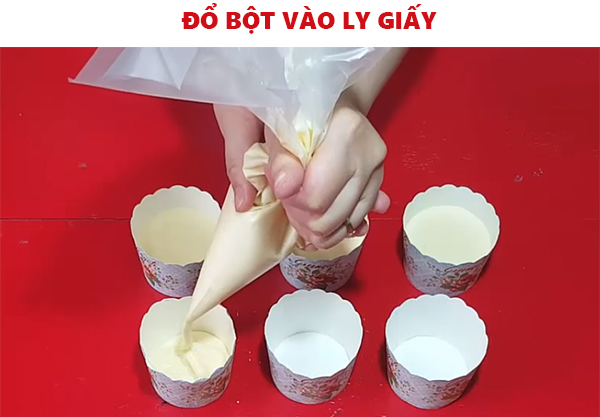 đổ bột vào khuôn bánh cupcake