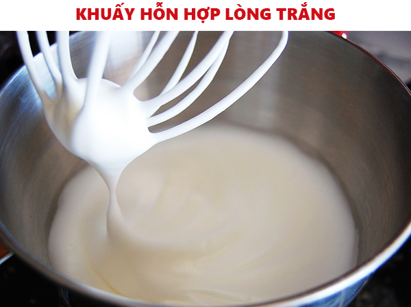 khuấy hỗn hợp lòng trắng làm bánh cupcake