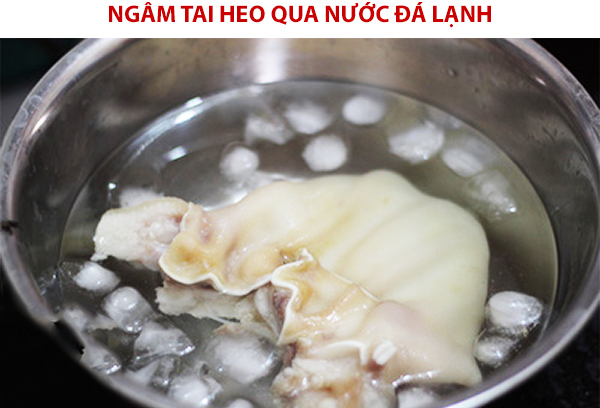 Ngâm tai heo qua nước đá lạnh món ăn sẽ giòn hơn