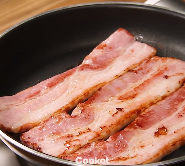 Cách làm trứng chiên phô mai thịt bacon