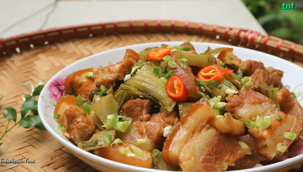 thịt kho dưa cải chua