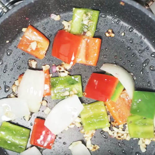 xào mực với sa tế và các nguyên liệu