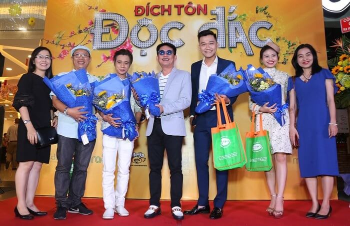 Hoài Linh mang dép lào, “bịt mặt ngụy trang” đến tham dự ra mắt phim