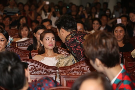 “Mổ xẻ” lý do đằng sau biểu cảm gượng gạo của Nhã Phương khi được Trường Giang cầu hôn