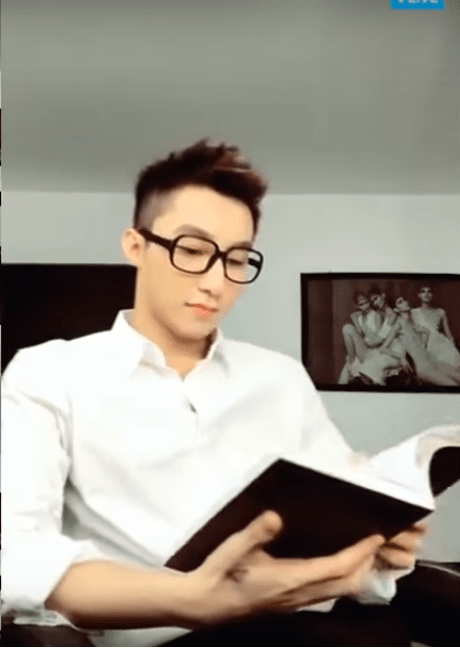 Sơn Tùng M-TP hóa hot boy học đường livestream cực xì teen khiến fan bấn loạn