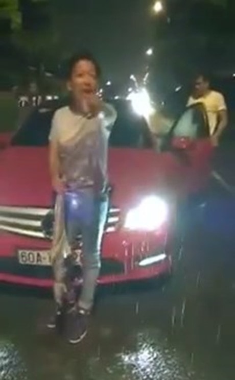 Trường Giang bị nghi say xỉn lái xe gây tai nạn, đứng dưới mưa tranh cãi với nạn nhân?