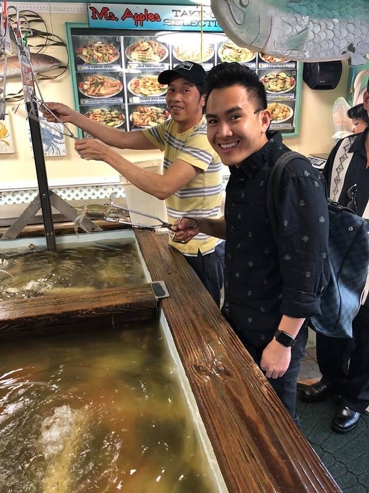 Hoài Linh sang Mỹ  đoàn tụ cùng con trai ruột và bố mẹ