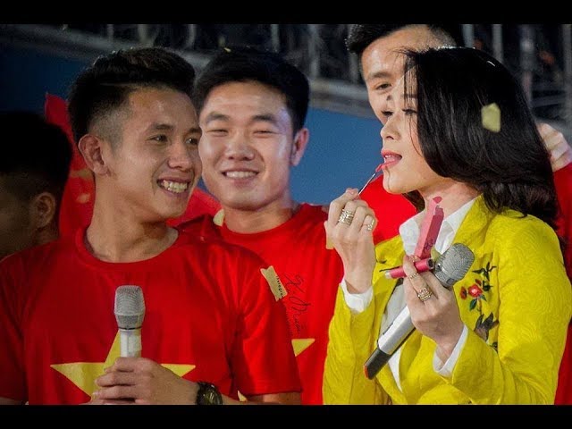 Mỹ Tâm VỪA HÁT, VỪA TEST thỏi son Hồng Duy Pinky tặng ngay trên sân khấu