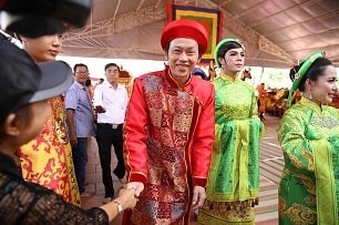 Sao Việt đổ về nhà thờ trăm tỷ của Hoài Linh nhân ngày giỗ Tổ nghề sân khấu