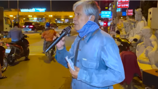 Cảm Động Giọng Hát Như Ca Sỹ Của Chú Nhân Bán Vé Số